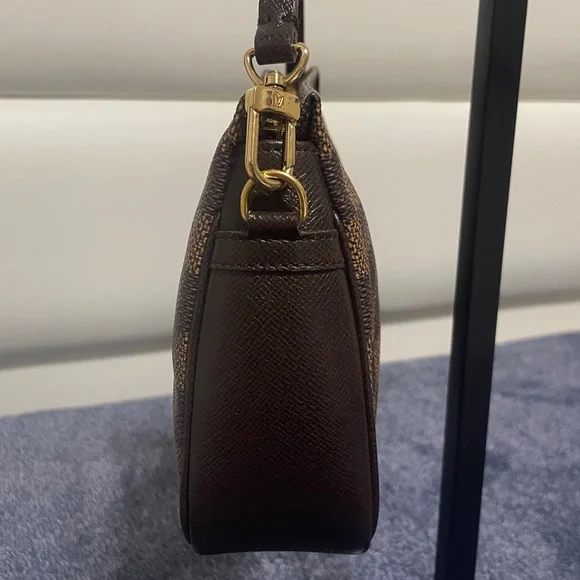 Louis Vuitton Damier Pouch - Picture 3 of 15